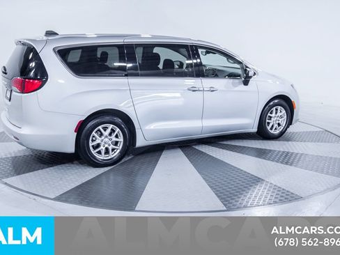 Used 2023 Chrysler Voyager LX FWD image 8