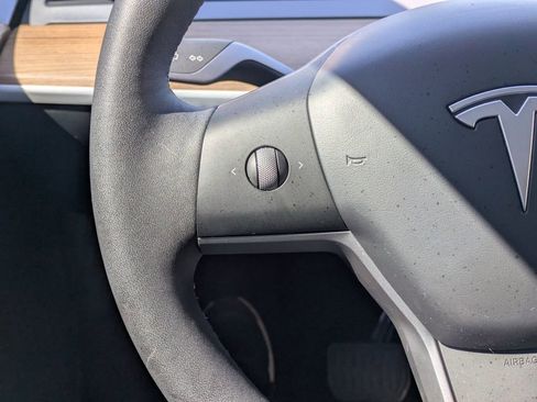 Used 2025 Tesla Model Y Long Range image 18