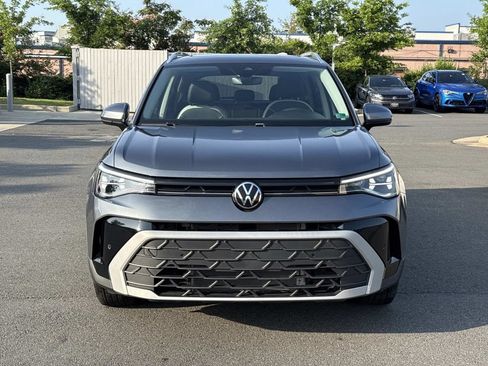 Used 2025 Volkswagen Taos SE w/ Panoramic Sunroof Package FWD image 7