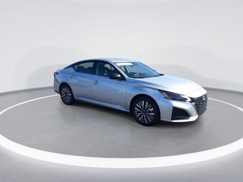 Used 2024 Nissan Altima 2.5 SV image 2