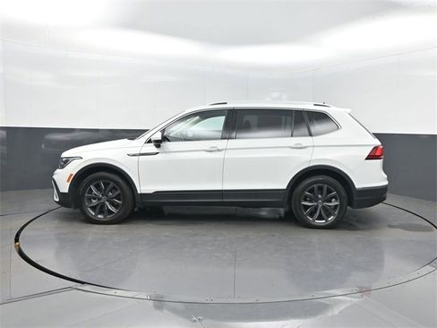 Used 2022 Volkswagen Tiguan SE image 2