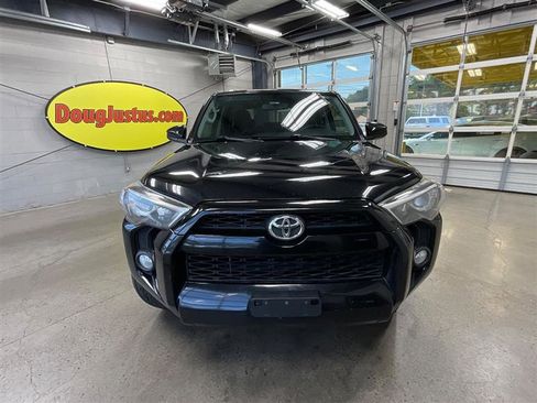 Used 2018 Toyota 4Runner SR5 AWD/4WD image 8