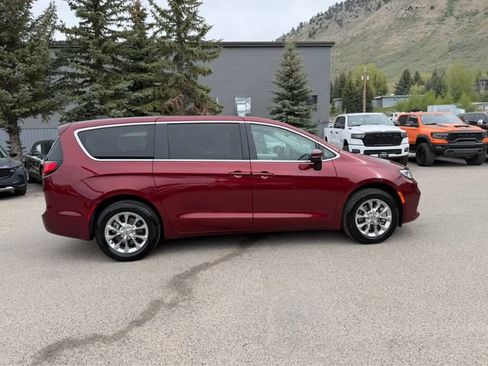 Used 2023 Chrysler Pacifica Touring-L AWD/4WD image 9