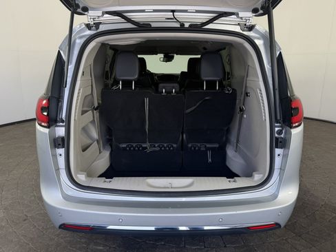 Used 2023 Chrysler Pacifica Touring-L FWD image 7