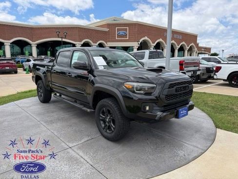 Used 2017 Toyota Tacoma TRD Sport w/ Tow Package AWD/4WD image 1