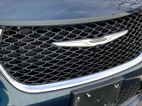 Used 2024 Chrysler Pacifica Touring-L image 27