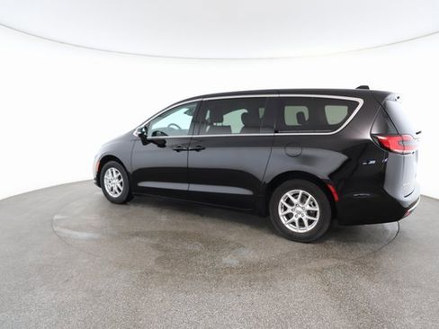 Used 2024 Chrysler Pacifica Touring-L image 9
