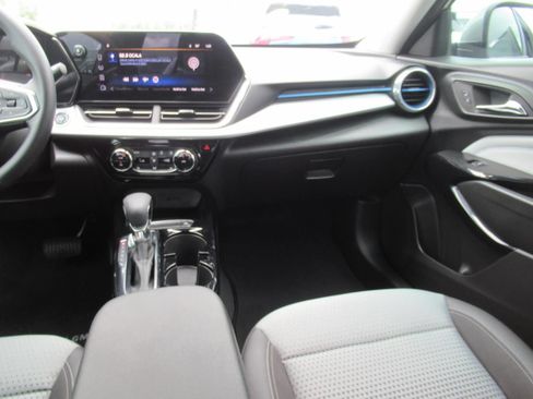 Used 2025 Chevrolet Trax LT w/ Sunroof Package FWD image 14