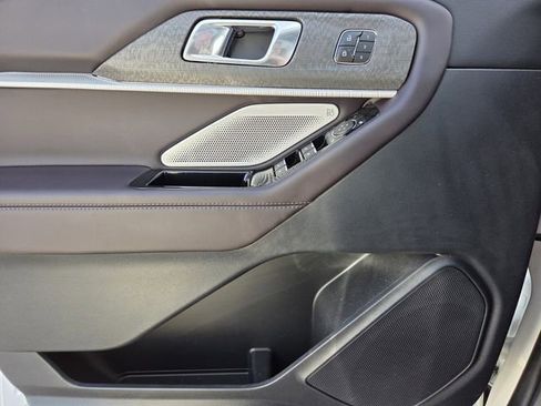Certified 2025 Ford Explorer Platinum image 27
