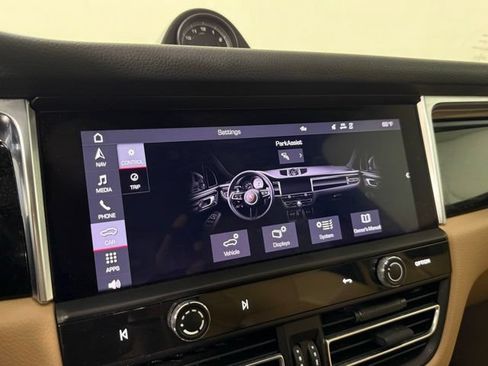 Used 2024 Porsche Macan AWD/4WD image 16