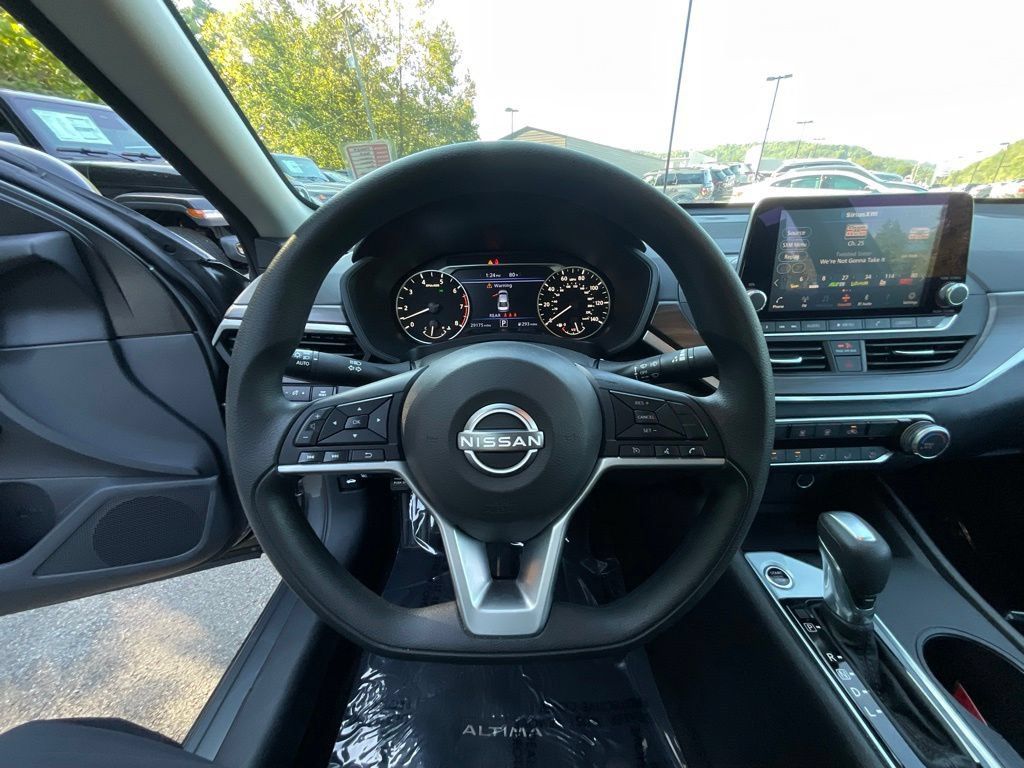 Used 2025 Nissan Altima 2.5 SV FWD image 10