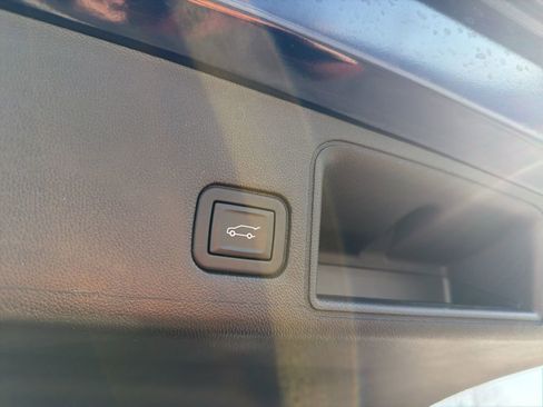 Used 2023 GMC Terrain SLT w/ Tech Package image 23