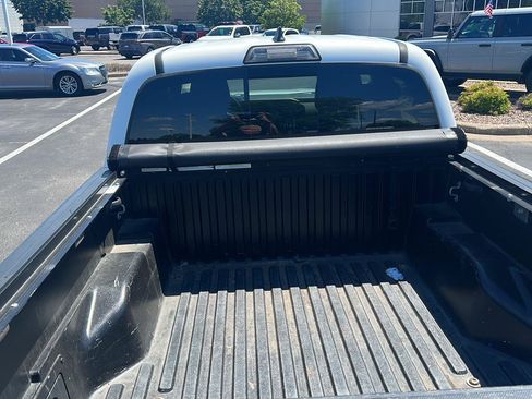 Used 2017 Toyota Tacoma TRD Off-Road AWD/4WD image 9