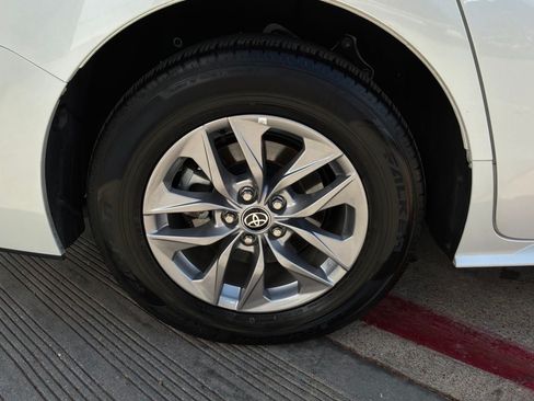 Used 2026 Toyota Sienna XLE FWD image 9