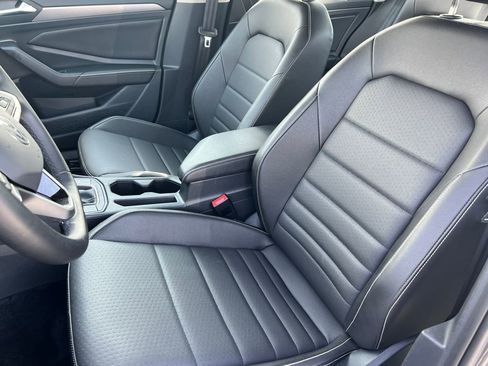 Used 2024 Volkswagen Jetta SE image 11