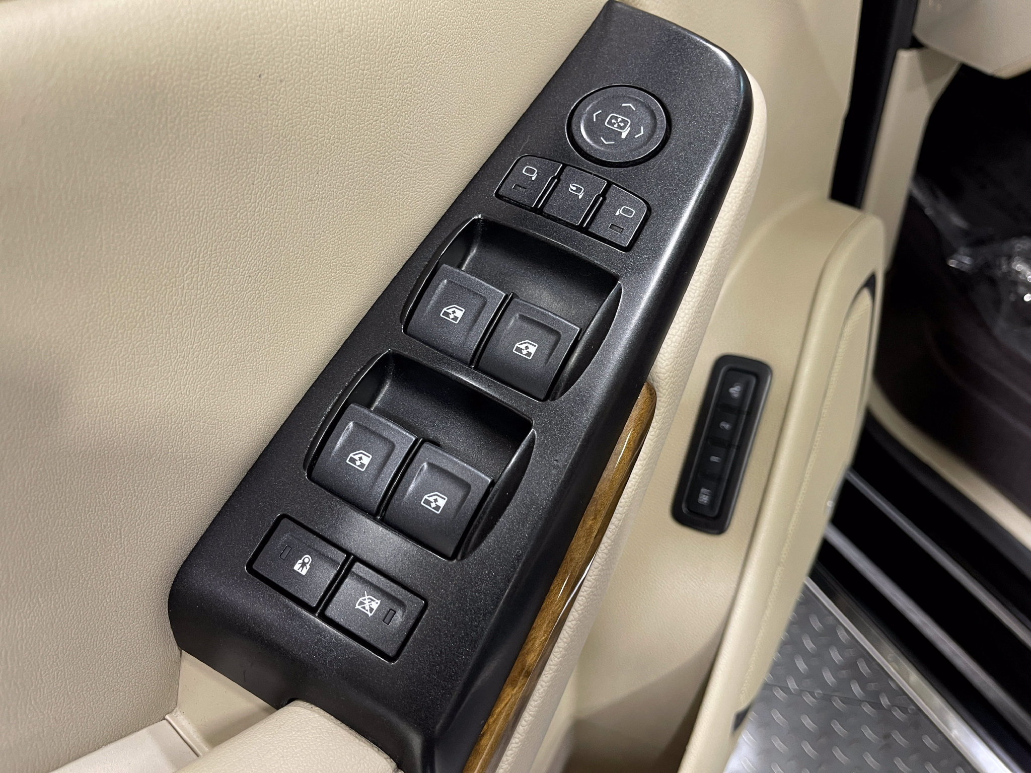 Used 2016 GMC Yukon Denali w/ Open Road Package AWD/4WD image 17