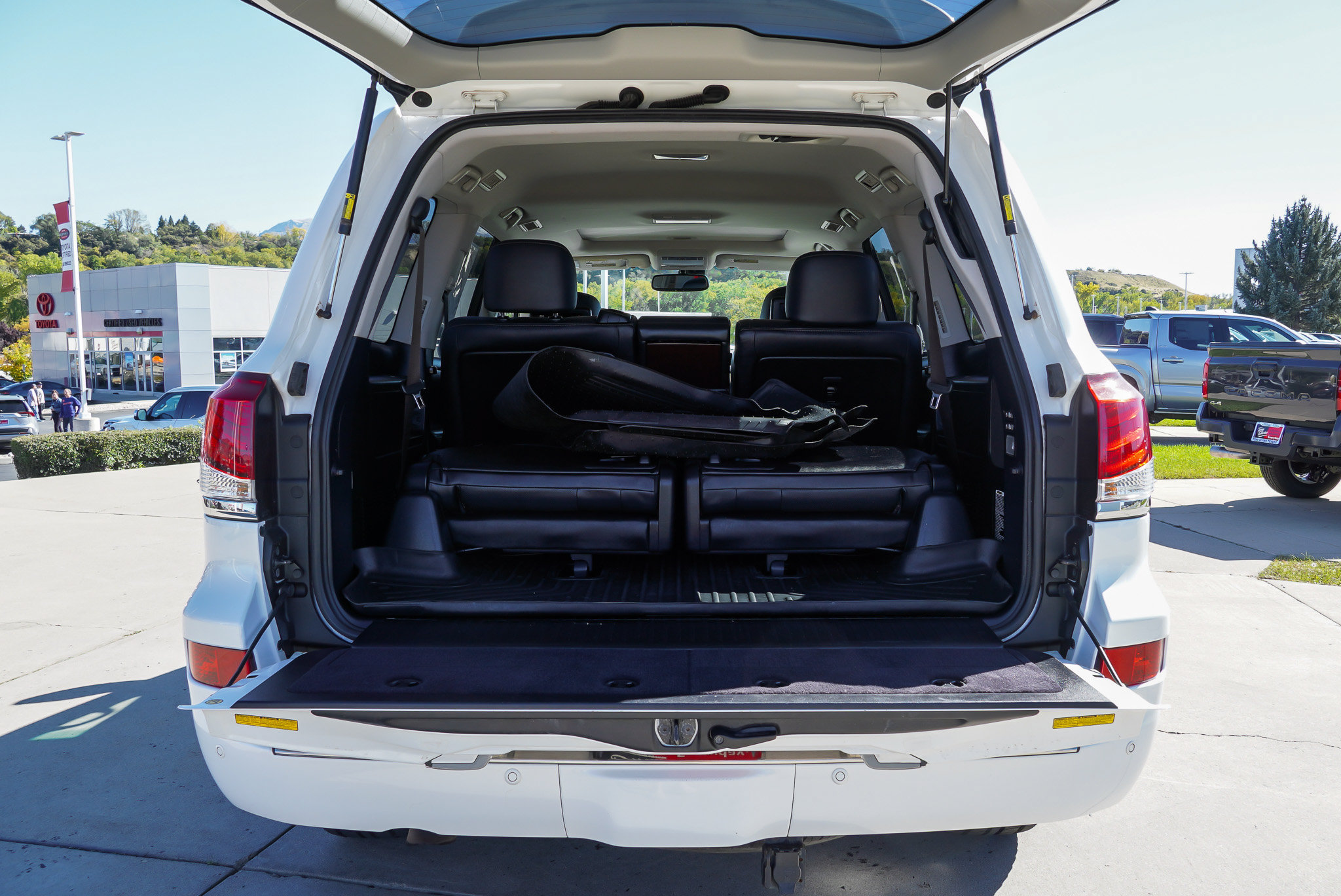 Used 2015 Lexus LX 570 4WD w/ Luxury Package image 19