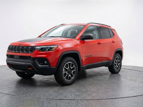Used 2025 Jeep Compass Trailhawk image 3