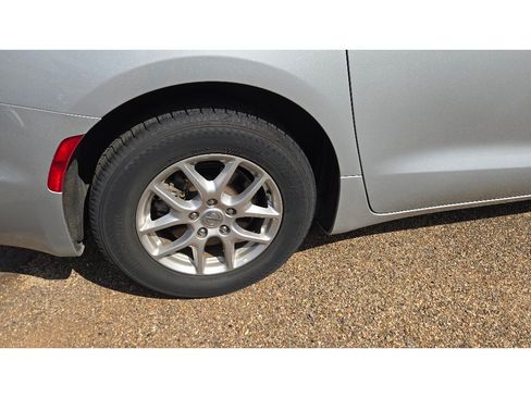 Used 2024 Chrysler Pacifica Touring-L FWD image 12
