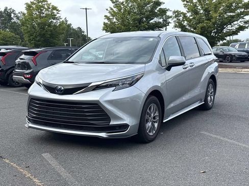Used 2025 Toyota Sienna LE FWD image 5