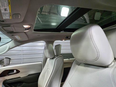 Used 2017 Chrysler Pacifica Limited image 18