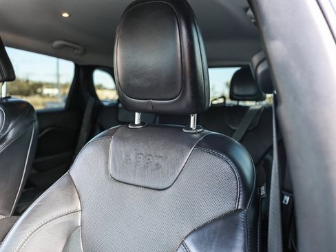 Used 2019 Jeep Cherokee Limited FWD image 14