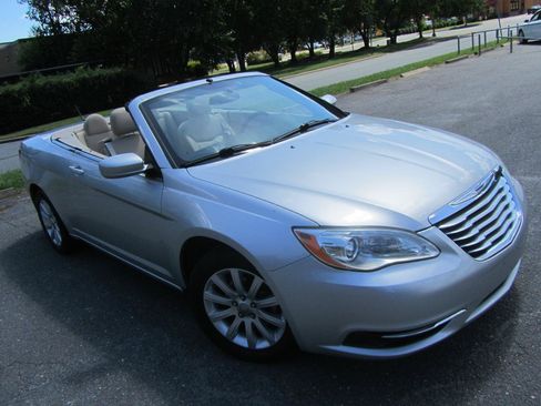 Used 2011 Chrysler 200 Touring FWD image 3