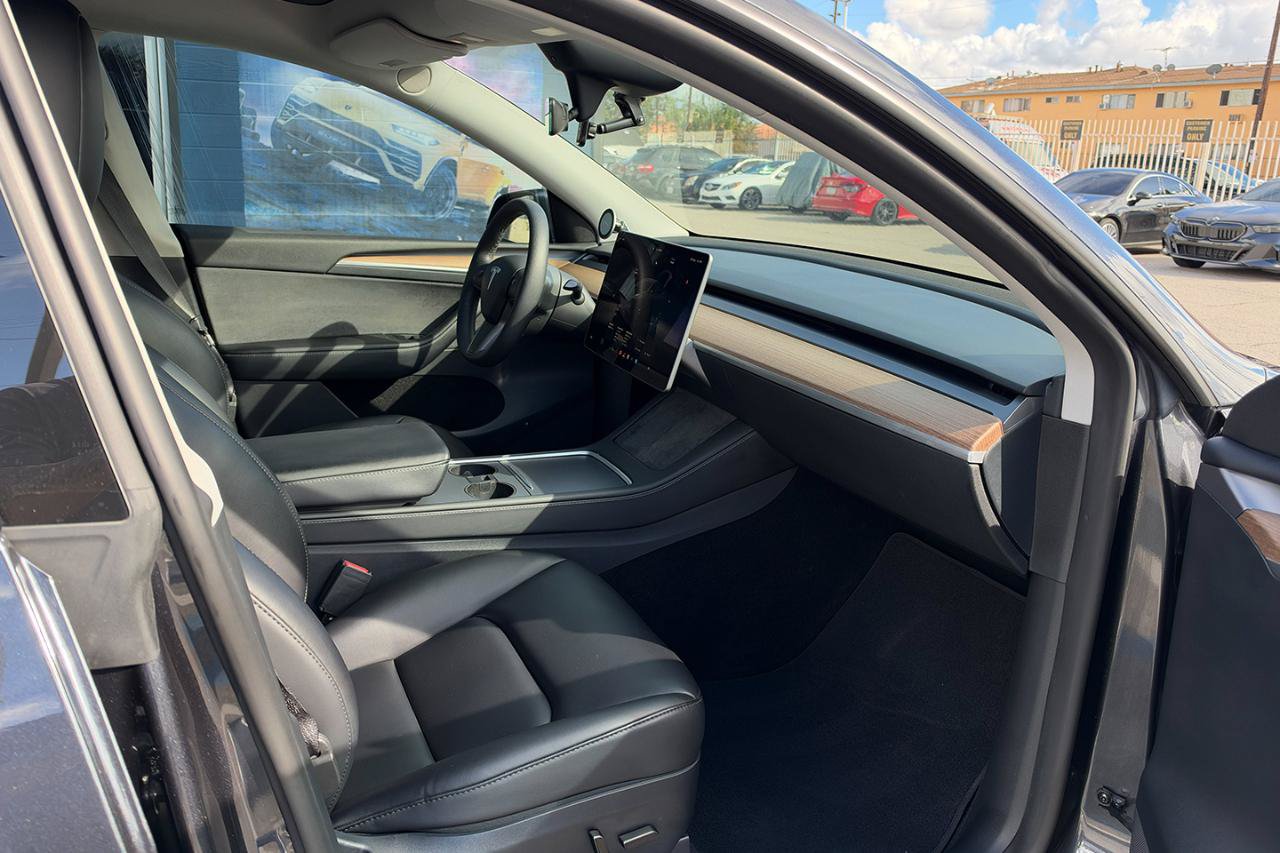 Used 2024 Tesla Model Y Long Range AWD/4WD image 17