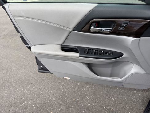 Used 2017 Honda Accord EX-L image 22