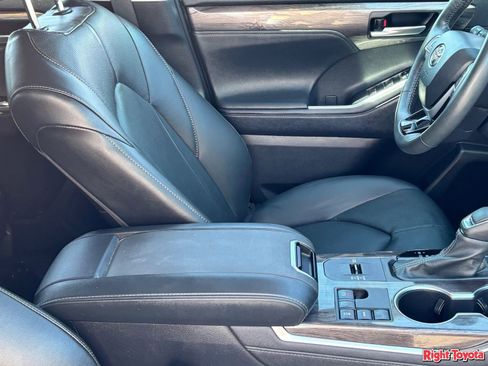 Certified 2024 Toyota Highlander Limited FWD image 13