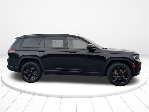 Used 2021 Jeep Grand Cherokee L Laredo image 2