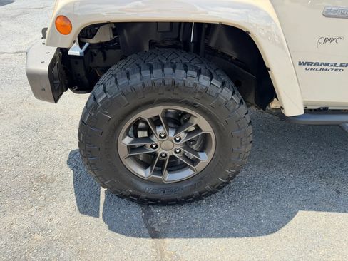 Used 2016 Jeep Wrangler Unlimited Sahara AWD/4WD image 20