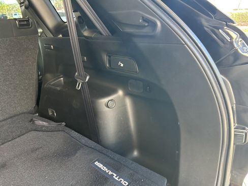 Used 2023 Mitsubishi Outlander ES image 32