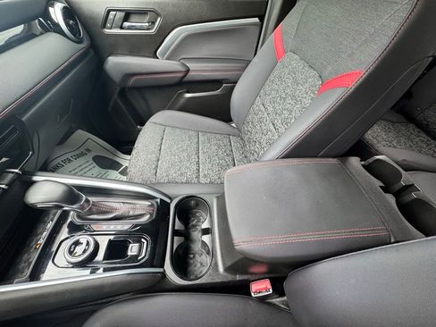 Used 2025 Chevrolet Colorado Z71 AWD/4WD image 29