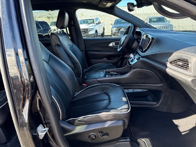 Used 2026 Chrysler Pacifica Limited FWD image 12