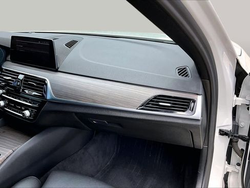 Used 2020 BMW 530i w/ Premium Package RWD image 19