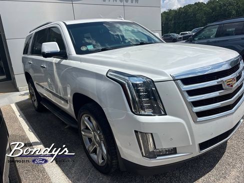 Used 2018 Cadillac Escalade Luxury RWD image 3