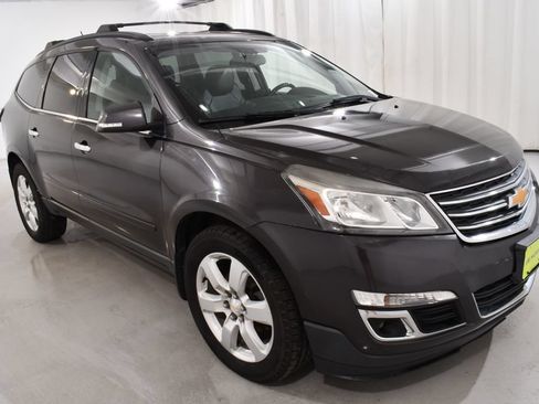 Used 2017 Chevrolet Traverse LT w/ Style and Technology Package FWD image 5