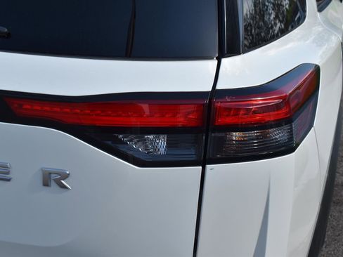 Used 2024 Nissan Pathfinder SL FWD image 11