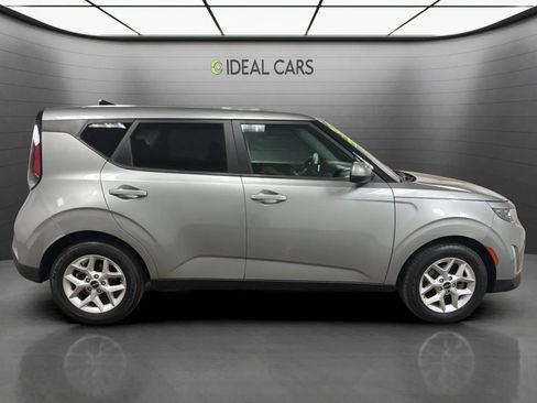 Used 2023 Kia Soul LX w/ LX Technology Package FWD image 4