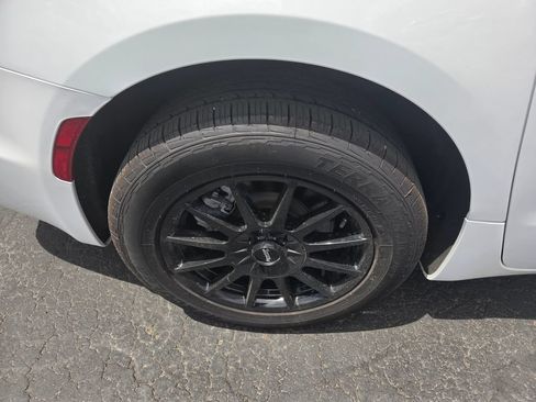 Used 2023 Chrysler Pacifica Touring-L AWD/4WD image 8