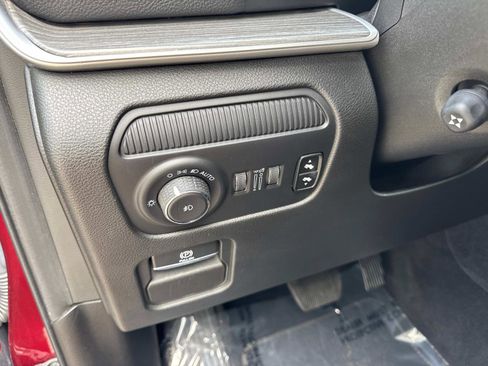 Certified 2024 Jeep Wagoneer Series II w/ Flexible Seating Group image 32