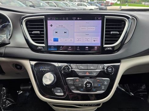 Certified 2023 Chrysler Pacifica Touring-L FWD image 28