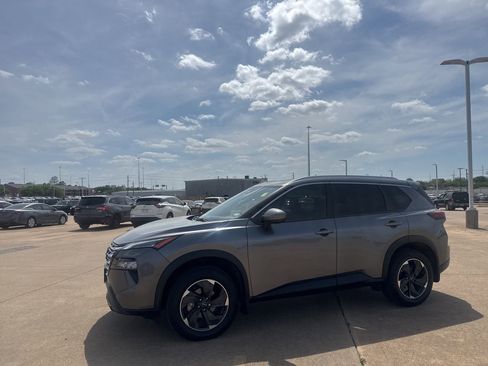 Used 2024 Nissan Rogue SV w/ SV Premium Package image 10