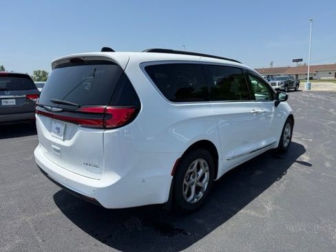 Used 2023 Chrysler Pacifica Limited FWD image 7