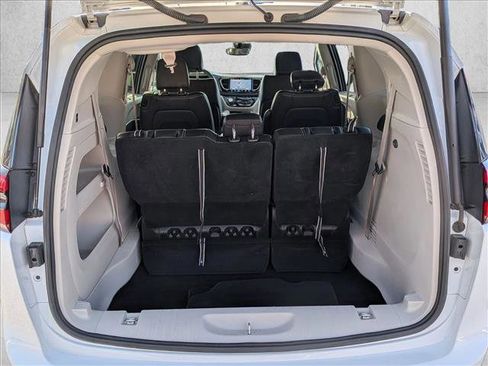 Used 2024 Chrysler Pacifica Touring-L image 6