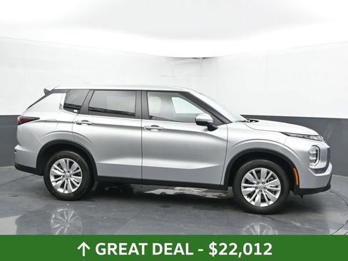 Used 2025 Mitsubishi Outlander ES image 13