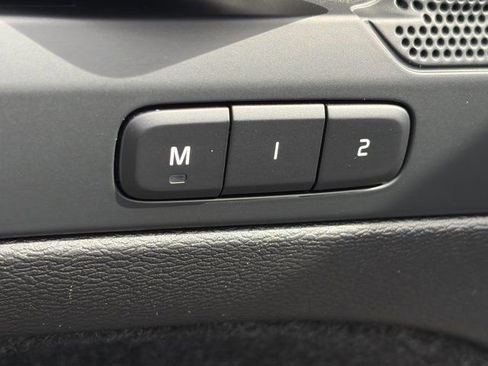 Used 2025 Volvo XC40 B5 Plus image 16