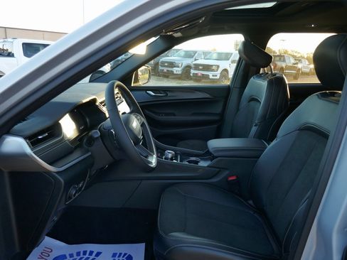 New 2025 Jeep Grand Cherokee Altitude image 13