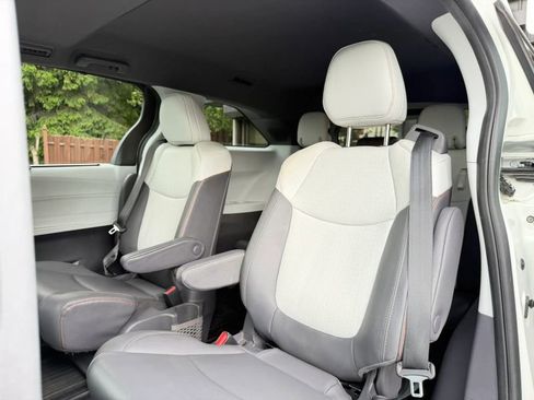 Used 2021 Toyota Sienna XSE w/ XSE Plus Package FWD image 16